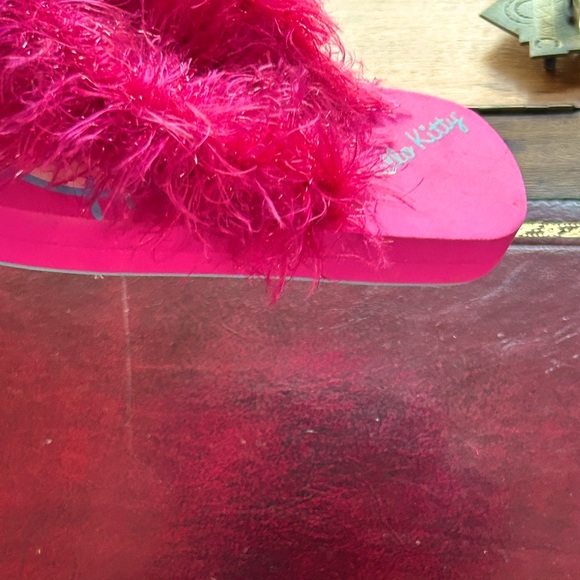 Hello Kitty SET OF 2 Feather Flip Flops Size 7 8 PEACE Hello Kitty White T Shirt - Picture 15 of 16